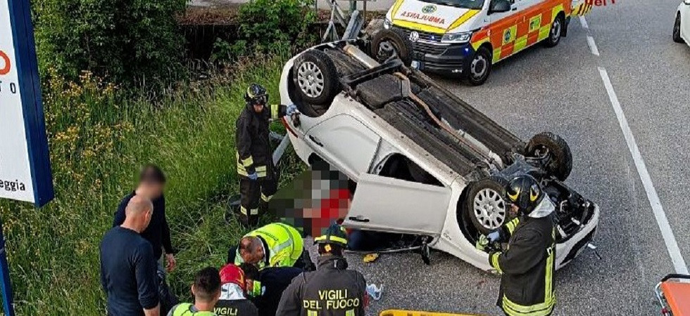 Perde il controllo dell'auto e si ribalta sull'asfalto: conducente estratto dalle lamiere, ferito anche un bambino